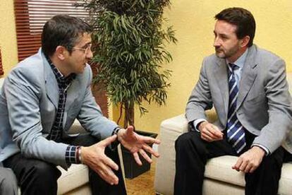 Patxi López (a la izquierda) y Josu Jon Imaz, al comienzo de la reunión.