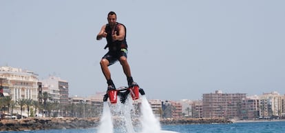 El <i>parasailing</i> consiste en que una o varias personas sujetas a un paracaídas son remolcadas por una lancha, a la velocidad suficiente como para volar por encima del agua. Y el <i>flyboard</i> es un tipo de tabla unida a una moto acuática mediante una manguera que, gracias a potentes chorros de agua, permite alcanzar alturas de varios metros y caídas hasta sumergirse en el agua. Desde la zona náutica de Marmarela, al final del dique de Levante, en el puerto de Alicante, <a href="https://www.parasailingalicante.com/" target="_blank">Parasailing Alicante</a> organiza ambas experiencias, junto con otras como <i>banana ride</i>, <i>crazy sofa</i> o excursiones en barco. Y el 12 de junio reabre <a href="https://www.alicantecatamaran.com/" target="_blank">Alicante Catamaran</a>, con navegaciones a vela hacia la isla de Tabarca o por el cabo de Huertas, con comida a bordo, paseos por la costa, baños o puestas de sol desde la bahía de Alicante.