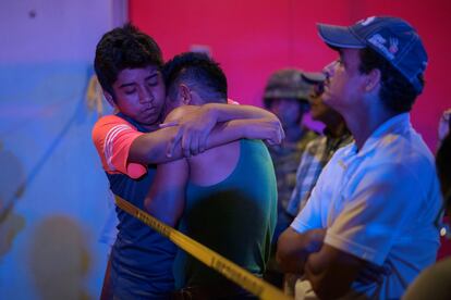 Dos jóvenes se abrazan en la escena del crimen de un ataque mortal en un bar en Coatzacoalcos (México). Un grupo de delincuentes atacó el local nocturno "El Caballo Blanco", provocó un incendio y bloqueó las puertas de salida del lugar, dejando al menos 26 muertos y 11 personas heridas.