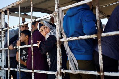 Un grupo de palestinos subidos en la parte trasera de una camioneta huyen del norte de Gaza hacia el sur de la Franja, este sábado. 