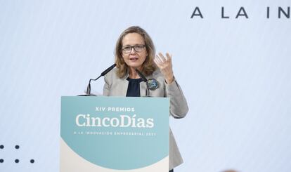 La vicepresidenta primera y ministra de Asuntos Económicos y Transformación Digital, Nadia Calviño, durante el discurso inaugural de los Premios CincoDías, este jueves.