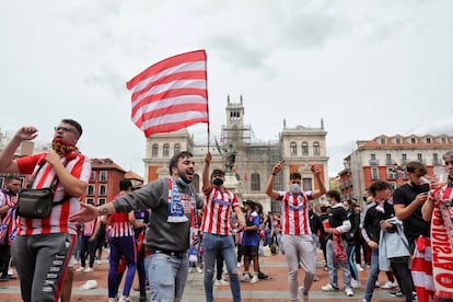 Marea de aficionados del Atlético por las calles de Valladolid antes del partido.