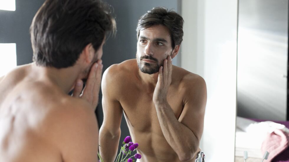 Una persona se toca la barba tras usar un limpiador de barba.