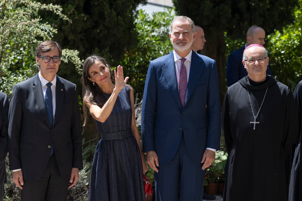 Tensión entre los Mossos y los manifestantes durante la visita del rey Felipe VI al Monasterio de Monserrat
