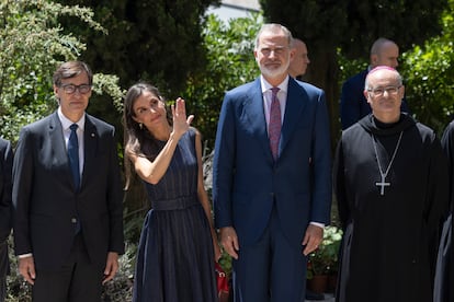 Los reyes Felipe y Letizia junto al presidente de la Generalitat, Salvador Illa, a su llegada a la abadía de Montserrat con motivo de la celebración del milenario de la fundación del monasterio benedictino.