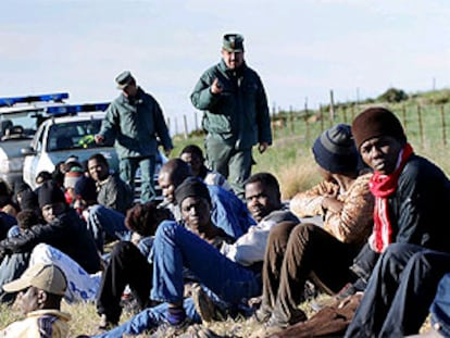 Varios de los inmigrantes localizados ayer en una carretera cercana a Bolonia (Tarifa).