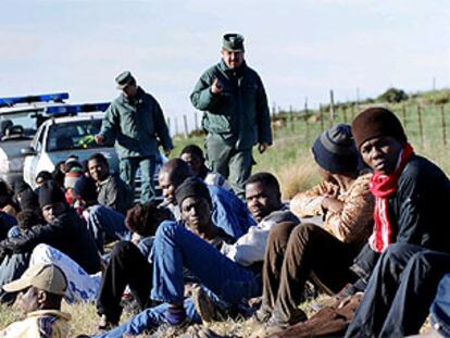 Varios de los inmigrantes localizados ayer en una carretera cercana a Bolonia (Tarifa).