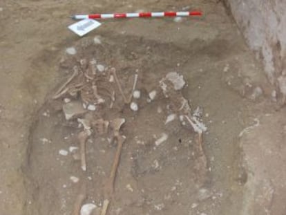 Restos &oacute;seos hallados en el patio del Palacio del Temple. A la derecha, parte de la muralla &aacute;rabe.