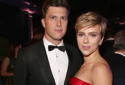 El c&oacute;mico Colin Jost y la actriz Scarlett Johansson el 30 de noviembre en Nueva York.