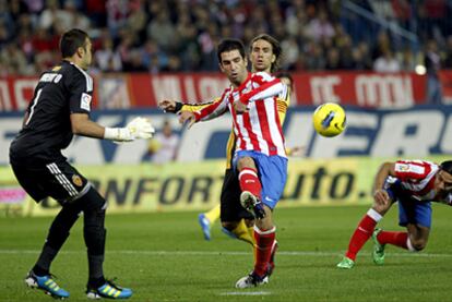 Turan intenta dar un pase de gol ante Roberto.