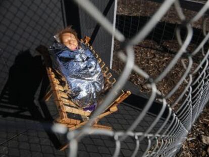 Una iglesia de California instala un belén a modo de denuncia de las políticas en la frontera en el que el niño Jesús, San José y la Virgen María están separados en jaulas