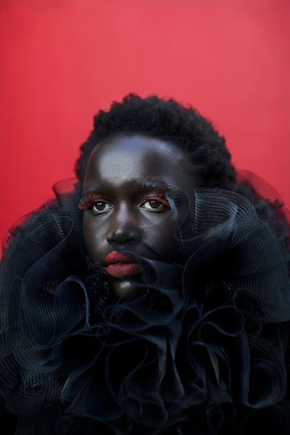 La modelo de Sudán Akuol de Mabior con ropa diseñada por David Tlale.