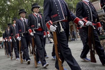 Desfilada de la Guàrdia d'Honor dels Mossos d'Esquadra durant els actes al monument de Rafael Casanova.