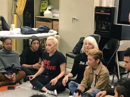 Momento del encuentro de Lady Gaga, con camiseta con letras rojas, en el centro Ali Forney.