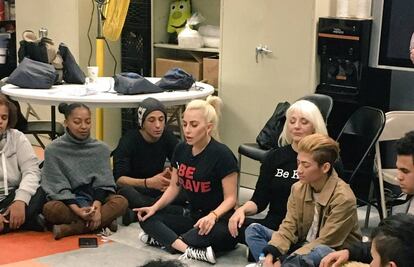 Momento del encuentro de Lady Gaga, con camiseta con letras rojas, en el centro Ali Forney.