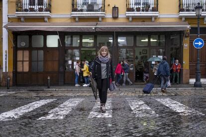 María Isabel Cintas, única editora literaria de Chaves Nogales, en Sevilla en la calle Feria.