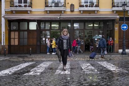 María Isabel Cintas, única editora literaria de Chaves Nogales, en Sevilla en la calle Feria.
 
 