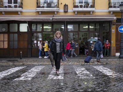 María Isabel Cintas, única editora literaria de Chaves Nogales, en Sevilla en la calle Feria.
 
 