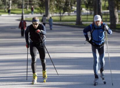 Dos hombres patinan sobre ruedas el pasado invierno en El Retiro.