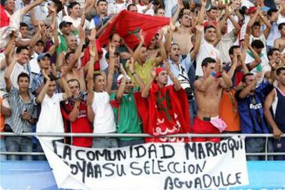 Un aspecto de la grada del estadio de Roquetas del Mar durante el partido.