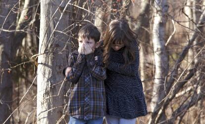 Dos alumnos del colegio de Sandy Hook, después del tiroteo que ha acabado con varios de sus compañeros.