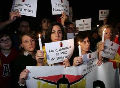 Manifestantes convocados por el Foro Ermua, anoche en la plaza de Colón de Madrid.