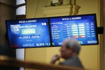 Monitor en la bolsa de Madrid que muestra, entre otras, la prima de riesgo de España. EFE/Archivo