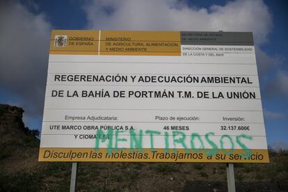 Cartel informativo del proyecto de recuperación de la bahía que el Ministerio de Transición Ecológica paró hace un mes debido a una sentencia que anuló la adjudicación y a problemas en el proyecto que se estaba ejecutando.