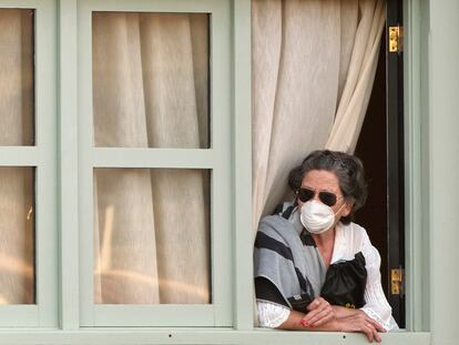 Una mujer mira por la ventana en su habitación del hotel H10 Costa Adeje Palace, en Tenerife, el 26 de febrero.