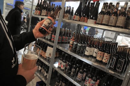 Estanterías con varios tipos de cervezas artesanales en la tienda-bar de cervezas naturales La Buena Pinta, en el mercado de San Fernando.