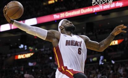 LeBron James machaca en un partido ante los Bulls.