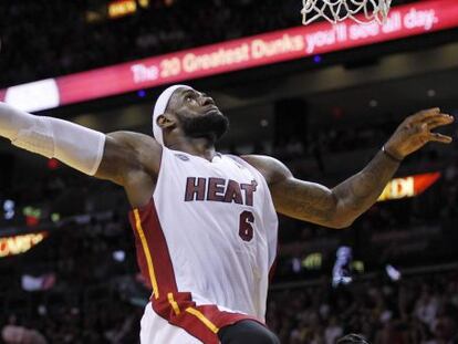 LeBron James machaca en un partido ante los Bulls.