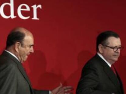 El presidente del Santander, Emilio Botin, junto con el consejero delegado de la entidad, Alfredo Saez