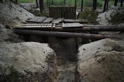 Nadie entre los habitantes de la zona sabe cuántos murieron achicharrados, víctimas de los proyectiles ucranios o de las explosiones que se generaron en el arsenal que había en el lugar. Parece que es lo único que se han llevado las autoridades, los cadáveres. En la imagen, refugios excavados en el bosque por las tropas rusas.