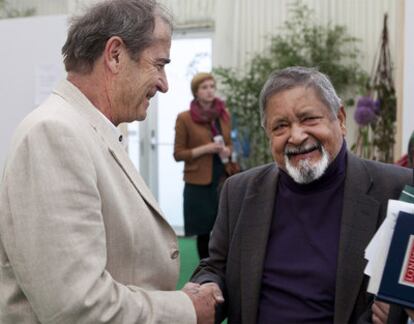 V. S. Naipaul (derecha) y Paul Theroux, el domingo en el Hay Festival.