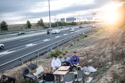 Reunión de Pedro (a la izquierda) y sus amigos en el arcén de la M-40 a la altura de su barrio, la Peseta.