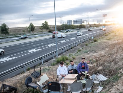 Reunión de Pedro (a la izquierda) y sus amigos en el arcén de la M-40 a la altura de su barrio, la Peseta.