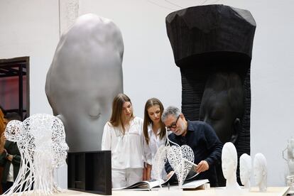 La princesa Leonor  y la infanta Sofía  han visitado este martes el taller del artista plástico catalán Jaume Plensa, en la localidad barcelonesa de Sant Feliu de Llobregat, para conocer algunas de sus obras y el significado de su producción artística, caracterizada por exponerse en espacios públicos.
