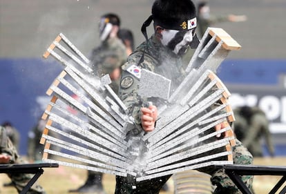 Un soldado surcoreano realiza 'Teukgong' (arte marcial) durante el día de los medios de comunicación para el 69 aniversario del Día de las Fuerzas Armadas en Pyeongtaek (Corea del Sur).