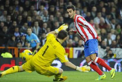 Adrián logra ante Casillas el único gol del Atlético en el derbi.