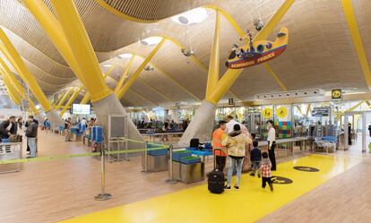 Acceso para familias y personas con movilidad reducida en el control de seguridad de la T4 de Barajas (Madrid). 