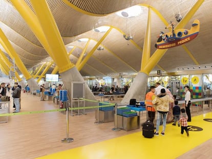 Acceso para familias y personas con movilidad reducida en el control de seguridad de la T4 de Barajas (Madrid). 