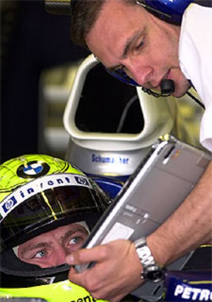 Ralf Schumacher contrasta con un mecánico datos telemétricos.