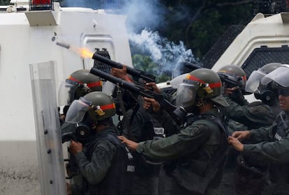 Un grupo de policías intenta dispersar con gases lacrimógenos las protestas que se dirigen a la Asamblea Nacional.