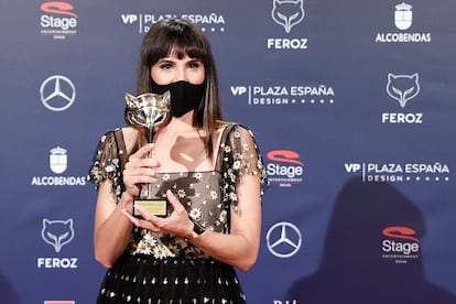 Echegui con el galardón a mejor actriz de reparto en los Premios Feroz en 2021.