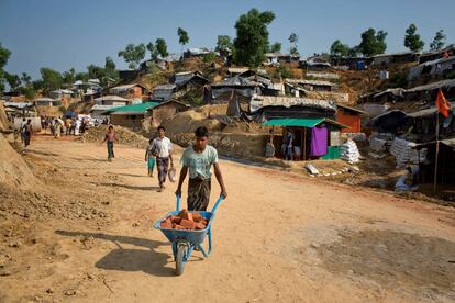 <p>Un refugiado rohingya carga ladrillos para reconstruir su casa en preparación para la próxima temporada de monzones en el campo de Kutupalong (Bangladés) el pasado 28 de abril.</p> La llegada de poblaciones desplazadas desde Myanmar a las zonas montañosas de Bangladés se ha acompañado por una gran deforestación para la construcción de viviendas improvisadas. Esto ha eliminado en gran medida la protección de la naturaleza frente al monzón.</p>