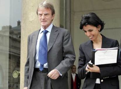 El ministro de Exteriores francés, Bernard Kouchner, y la de Justicia, Rachida Dati, salen ayer del Elíseo.