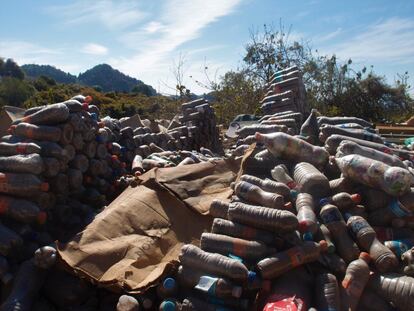 La parte más pesada de este proceso es el llenado, que debe hacerse a mano. Una vez realizado, cuando se usan en vez de los ladrillos las botellas se ligan unas a otras con tensores. Según el documento 'Nuevas alternativas en la construcción: botellas PET con relleno de tierra', “este sistema ha mostrado  ser de bajo impacto ecológico y medioambiental, de bajo coste –ya que se emplea mano de obra no cualificada–, proporcionando soluciones de vivienda flexibles y económicas, acordes con las necesidades de las comunidades más pobres”. 

