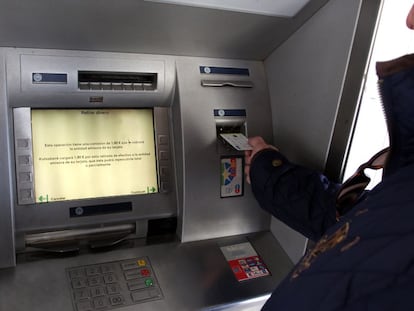 Una persona saca dinero de un cajero automático en Madrid.