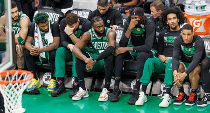 Jugadores de los Celtics en el banquillo durante los momentos finales del partido.